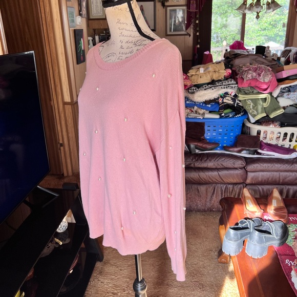 Women’s St. John's Bay pink sweater with faux pearl embellishments. - Picture 11 of 14